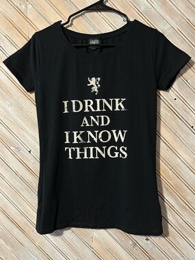 Game of Thrones Touring Exhibition I Drink and I Know Things Fitted T Shirt